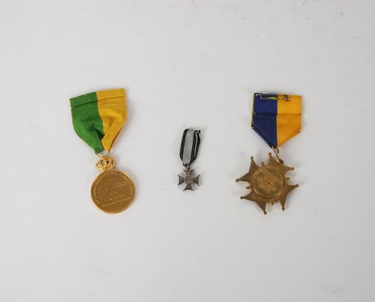 MEDALJER, 3 st. Af kungliga patriotiska sällskapet(brons) mm.