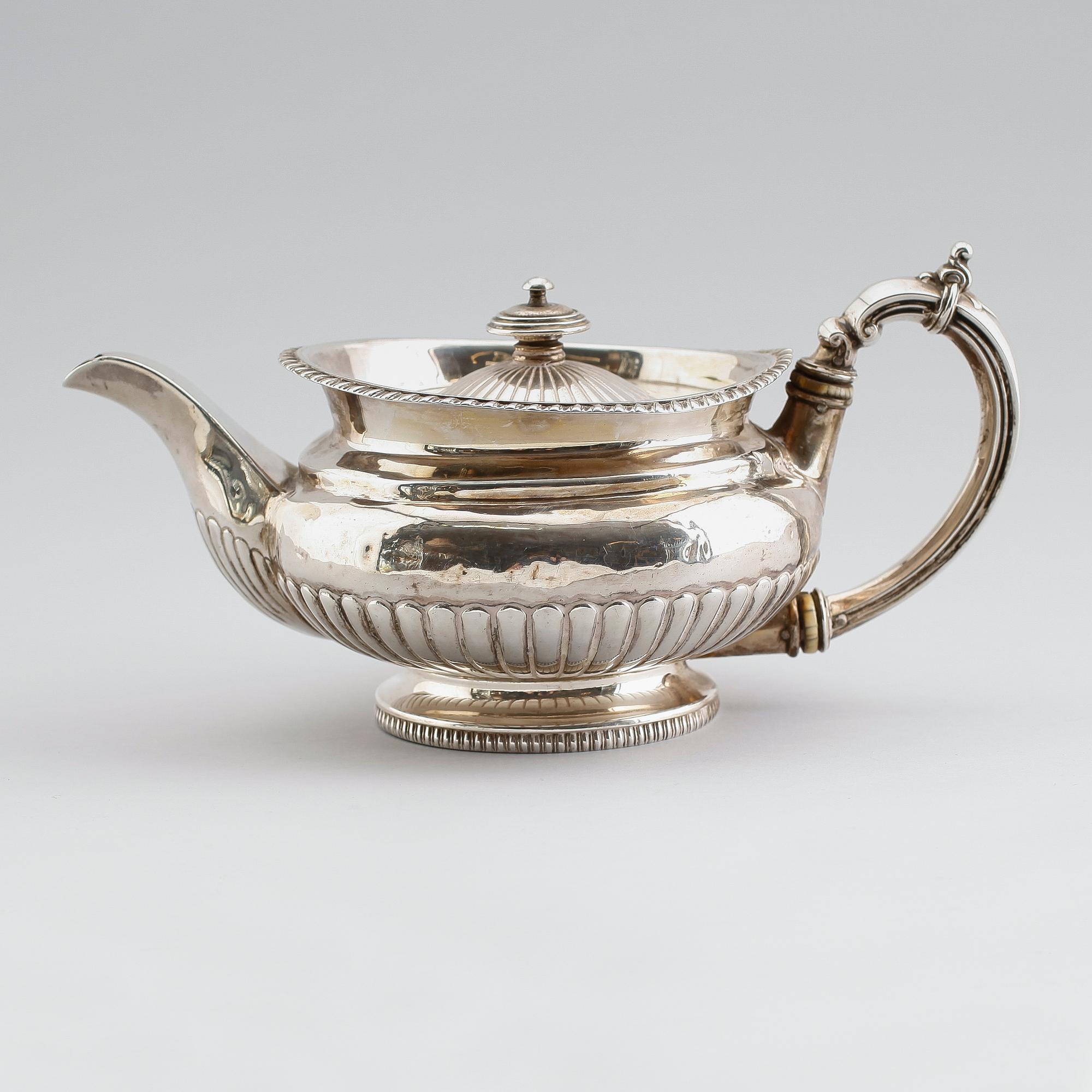 TEKANNA, silver, Alice & George Burrows, London 1816. Vikt ca 685 gram.