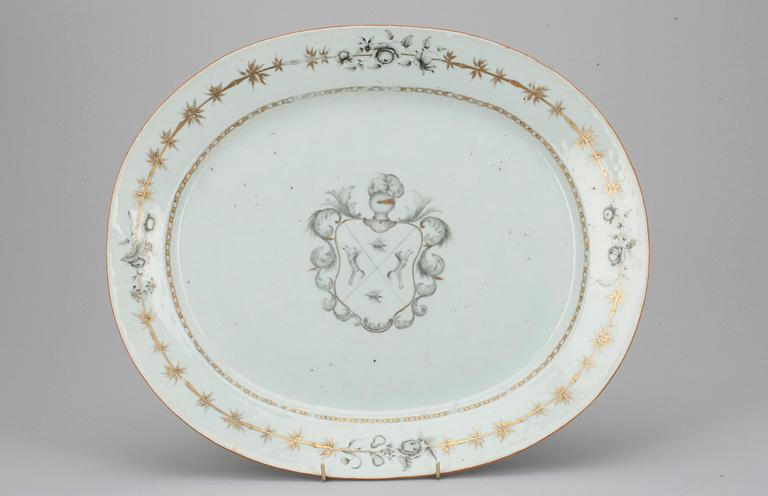 A grisaille armorial serving dish, Qing dynasty, Qianlong (1736-1795).