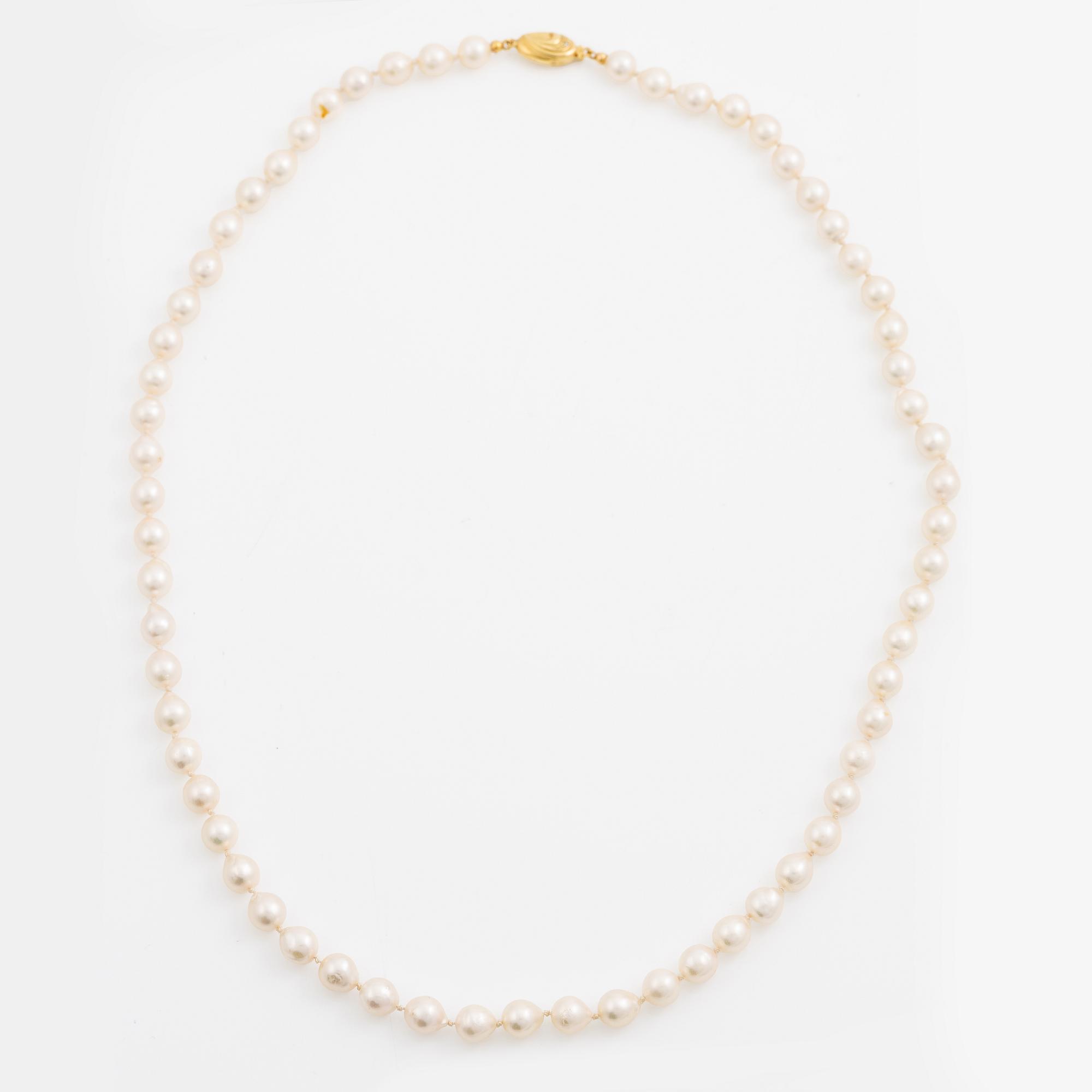 Pearl necklace, cultured pearls with a clasp in 18K gold and small diamonds.