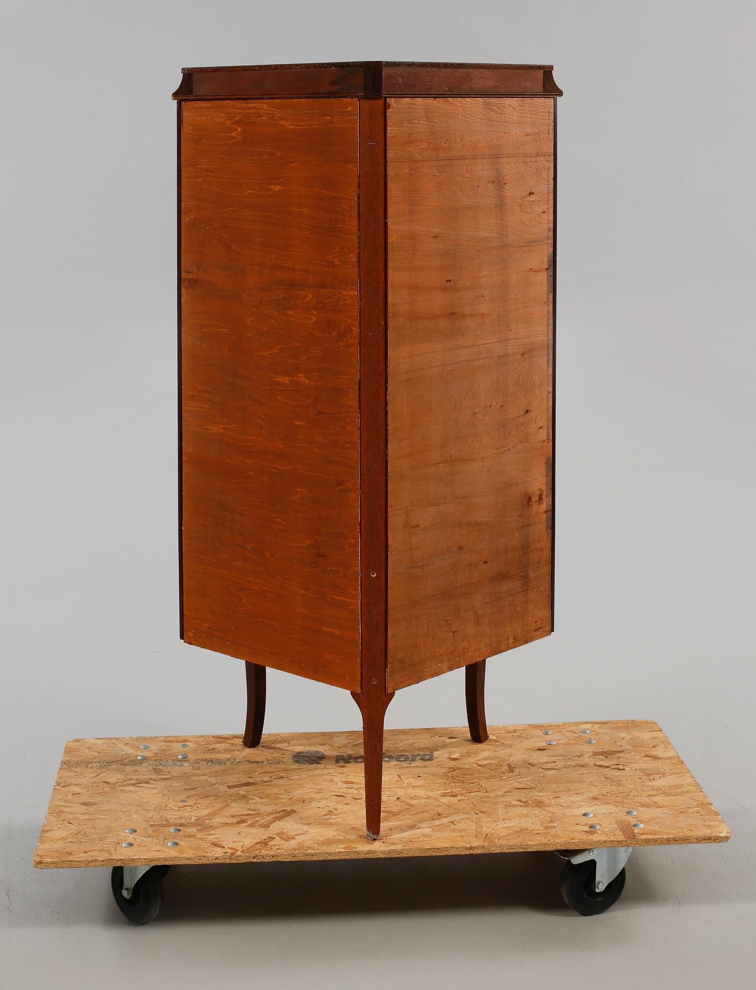 HÖRNVITRINSKÅP, 1900-talets andra hälft.