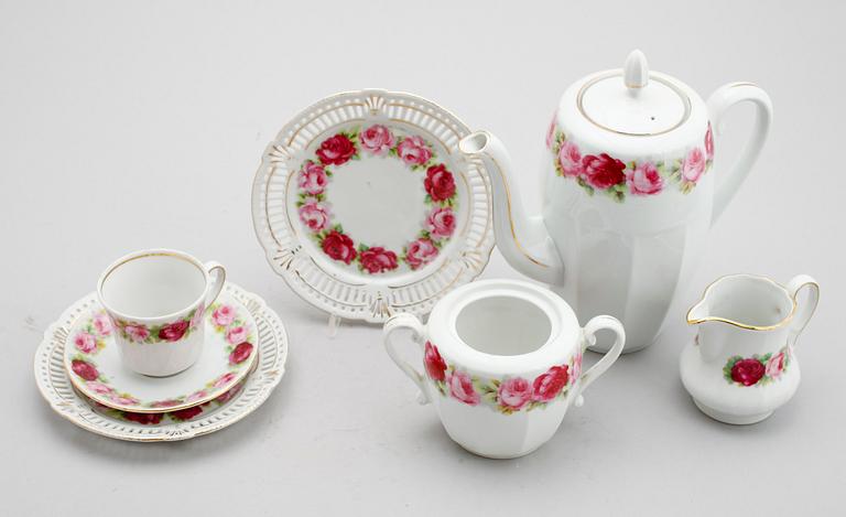 KAFFESERVIS, 25 snarlika delar, 1900-talets mitt.