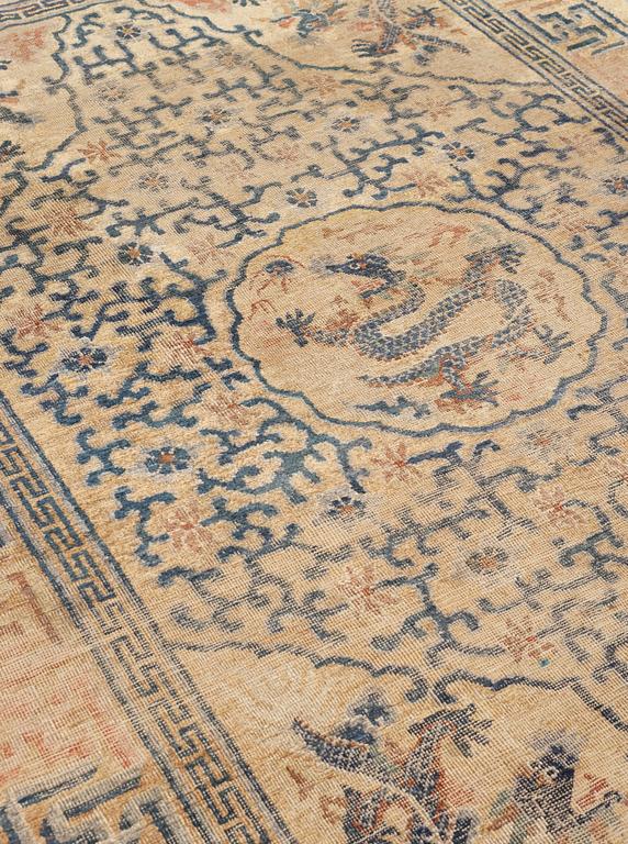 ANTIQUE SILK CHINESE. 267,5 x 180 cm.