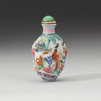 313. A famille rose snuff bottle, late Qing dynasty, 19th Century.