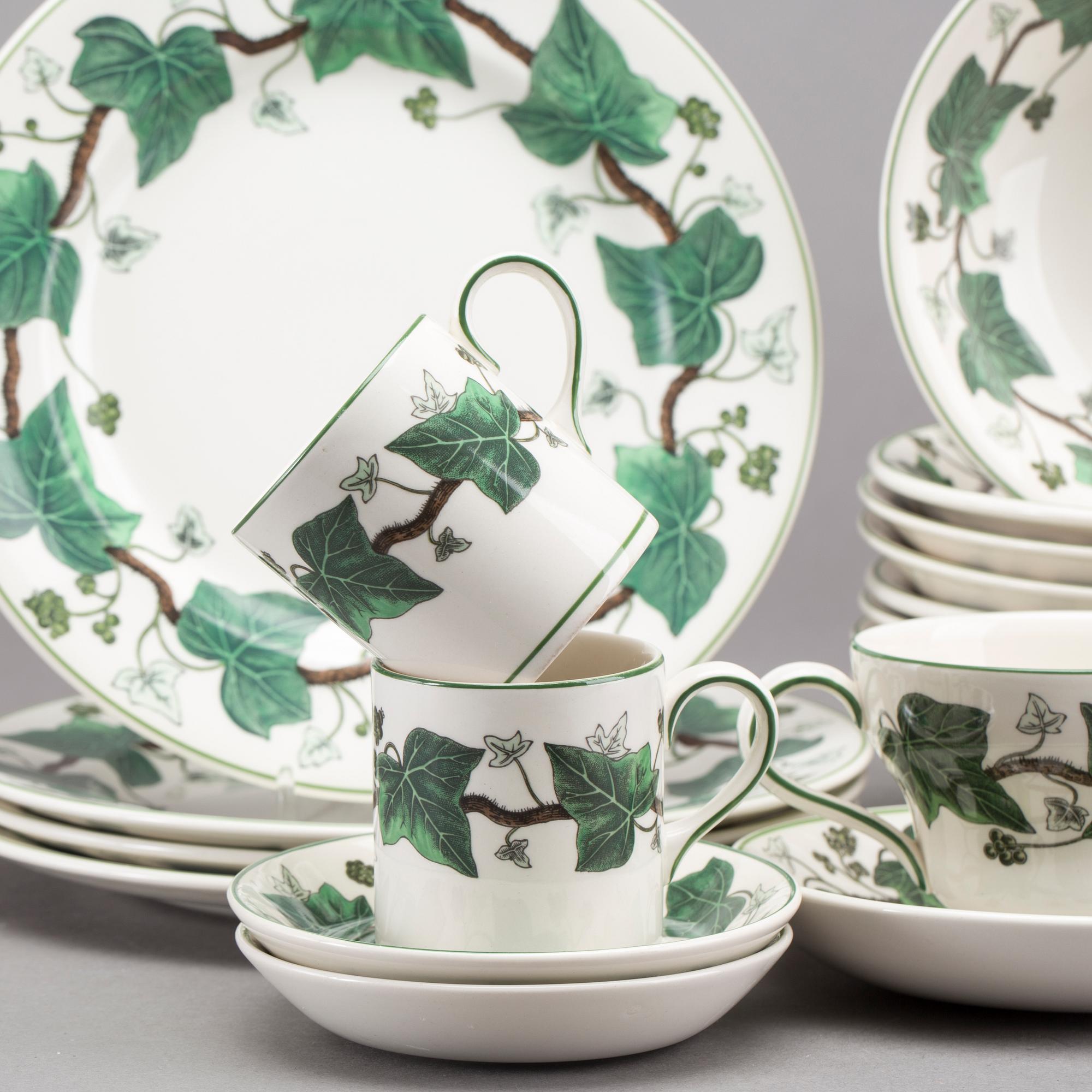 SERVISDELAR, 15 delar, porslin, "Napoleon Ivy", Wedgwood.