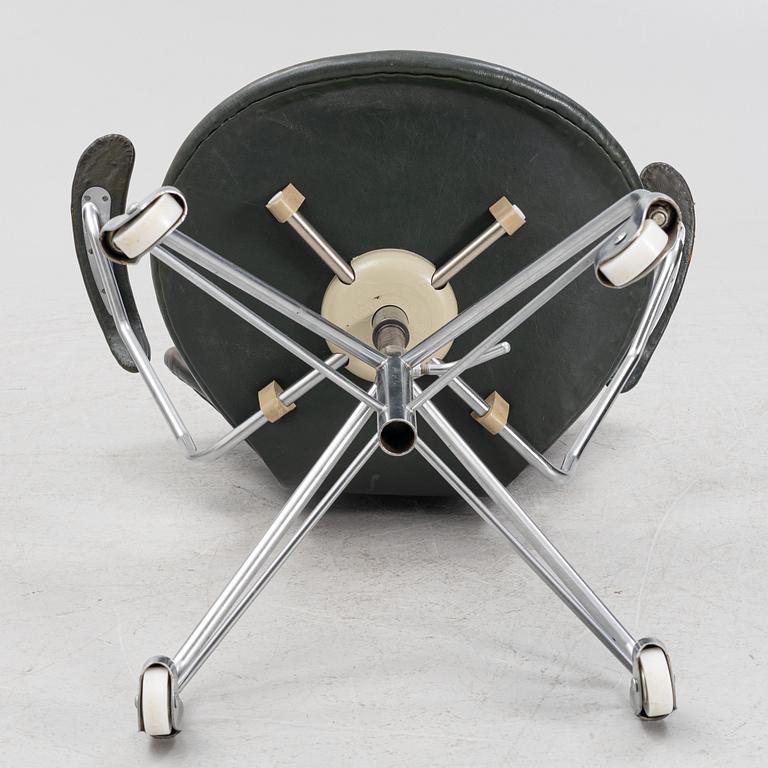Arne Jacobsen, a 'Sjuan' swivel chair, Fritz Hansen, Denmark 1970.