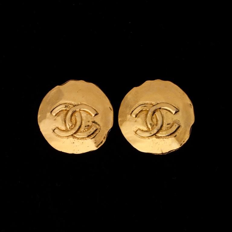 ÖRHÄNGEN samt BROSCH, bijouteri, Chanel.