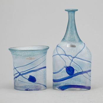 FLASKA OCH VAS, glas, Bertil Vallien, Boda, artist collection, signerade.