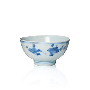 1156. A blue and white 'Hatcher cargo' bowl, Ming dynasty, 17th Century.
