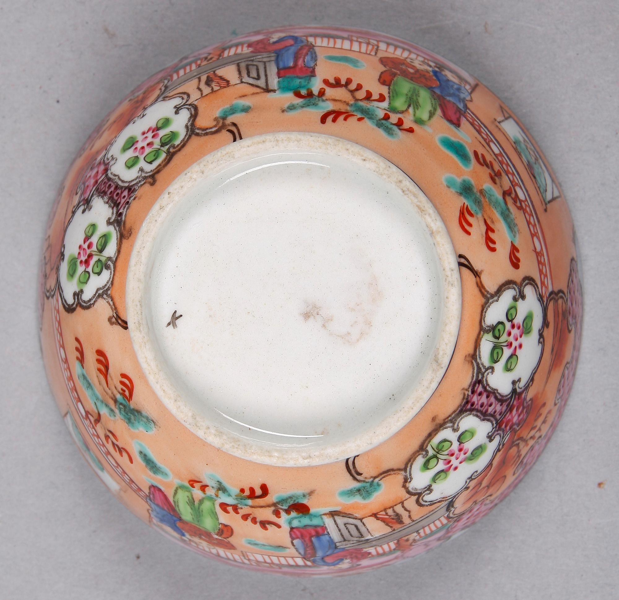 KOPP MED FAT samt TEKANNA, porslin, Kina, 1800-tal.