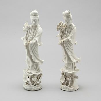 Two blanc de Chine figurines of Guanyin, 20th Century.