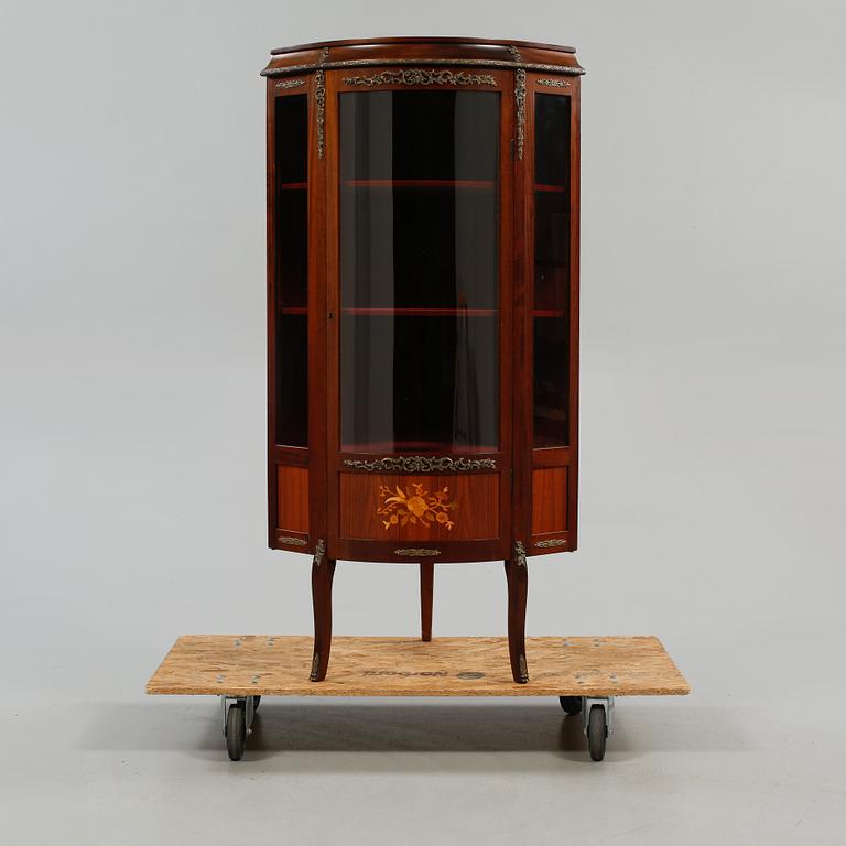 HÖRNVITRINSKÅP, 1900-talets andra hälft.