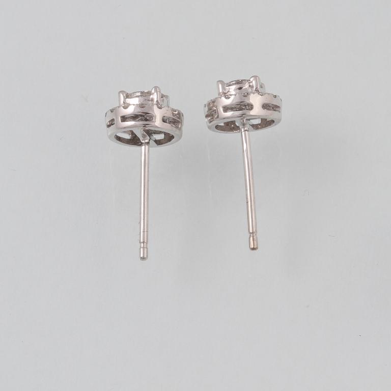 ÖRHÄNGEN, 18K vitguld med briljant och triangelslipade diamanter ca 0.54 ct. Vikt 1,7 gram.