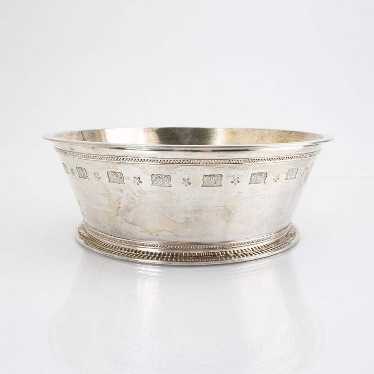 A Swedish 20th century stertling silver bowl mark of Wiwen Nilsson Lund 1947, weight 770 grams.