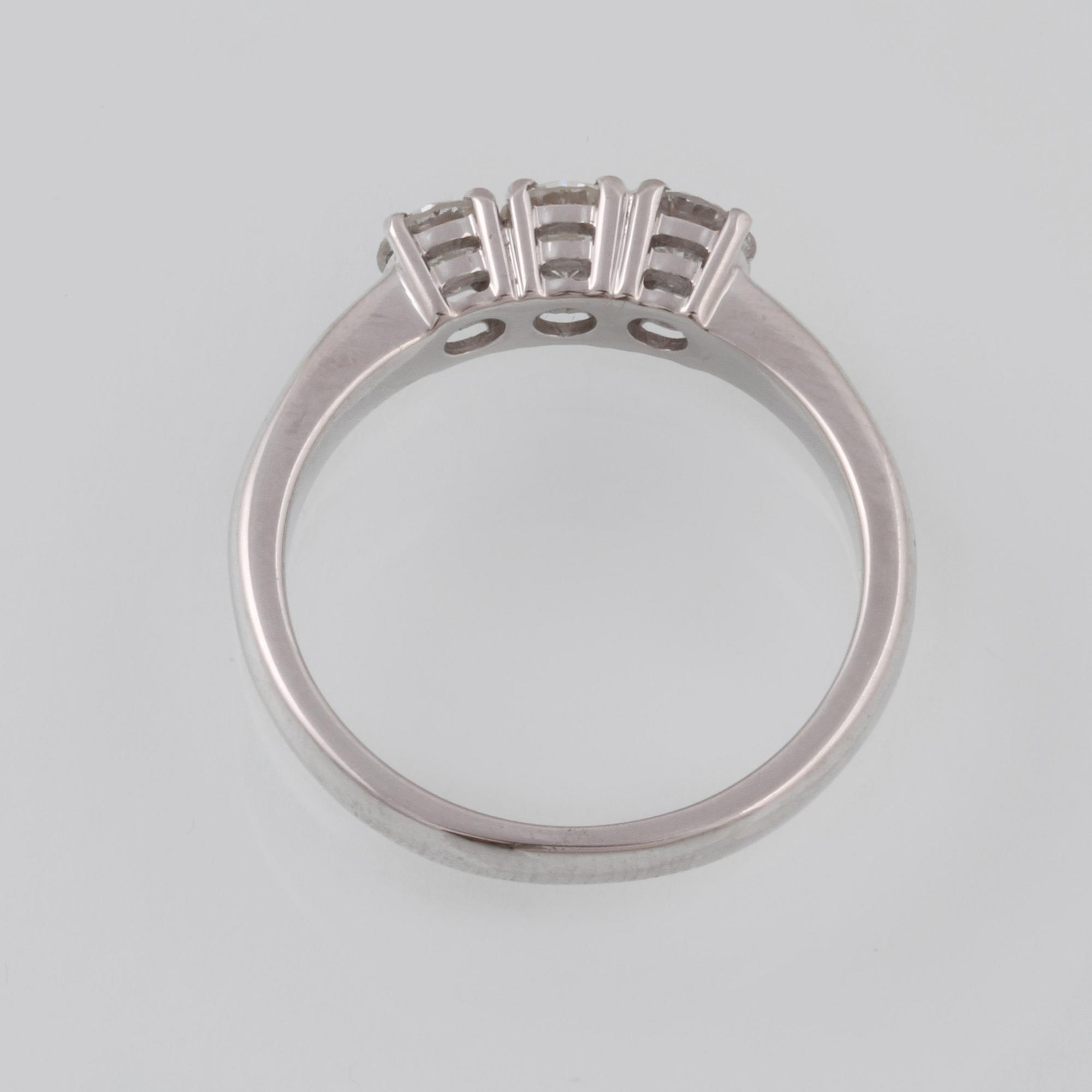 RING, 18K vitguld med 3 briljantslipade diamanter ca 0.82 ct, Milano, Italien. Vikt.