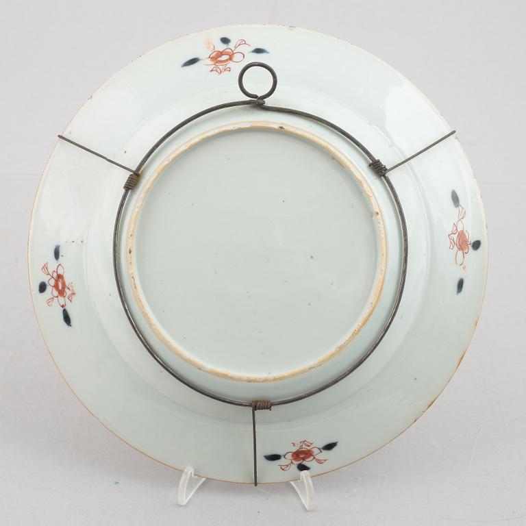 An imari verte 'antiques' plate, Qing dynasty, early 18th century.