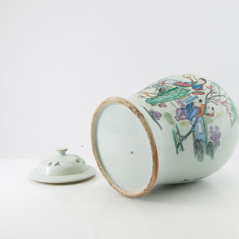 Lockurna Kina 1900-tal porslin.