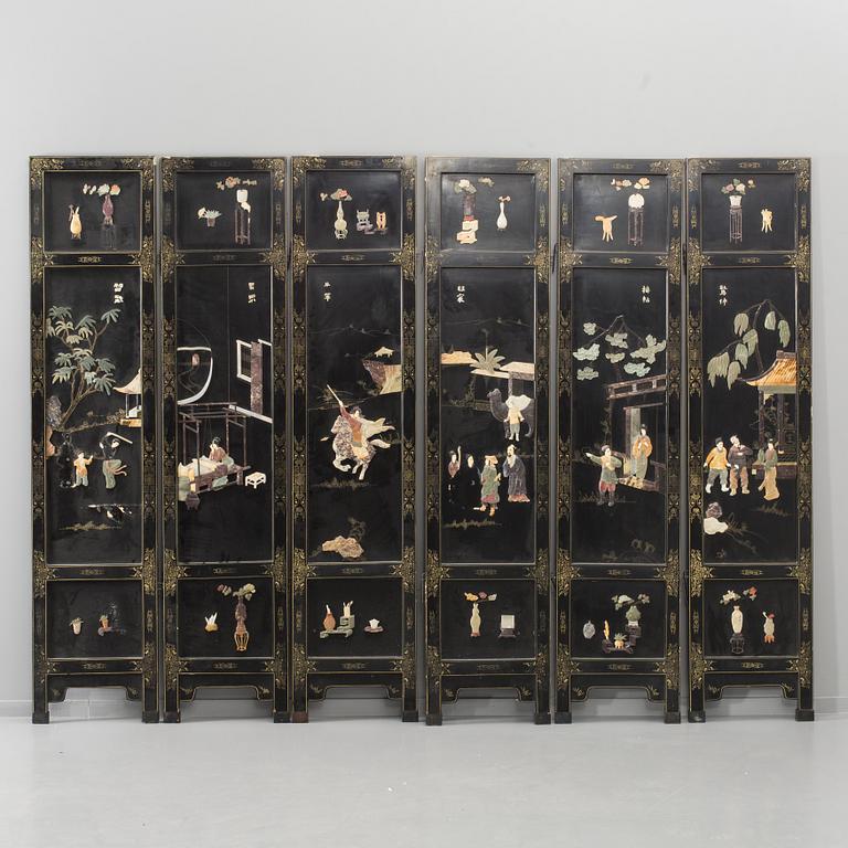 A MIDDLE OF 20TH CENTURY FOLDING SCREEN.