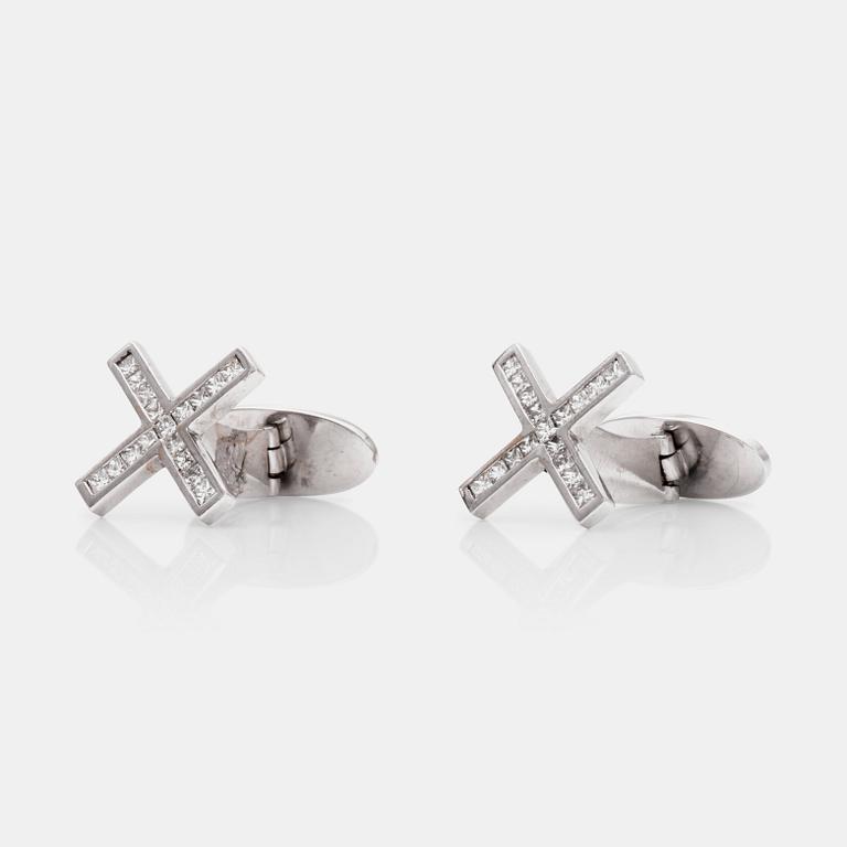 MANSCHETTKNAPPAR med prinsesslipade diamanter totalt ca 0.65 ct.