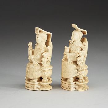 A pair of carved ivory figures, late Qing dynasty.