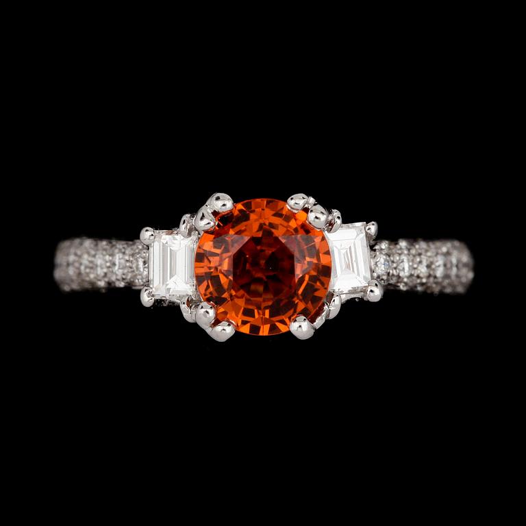 RING, 18k vitguld med orange safir ca1,71ct o diamanter tot ca0,69ct. Vikt 4,5g.