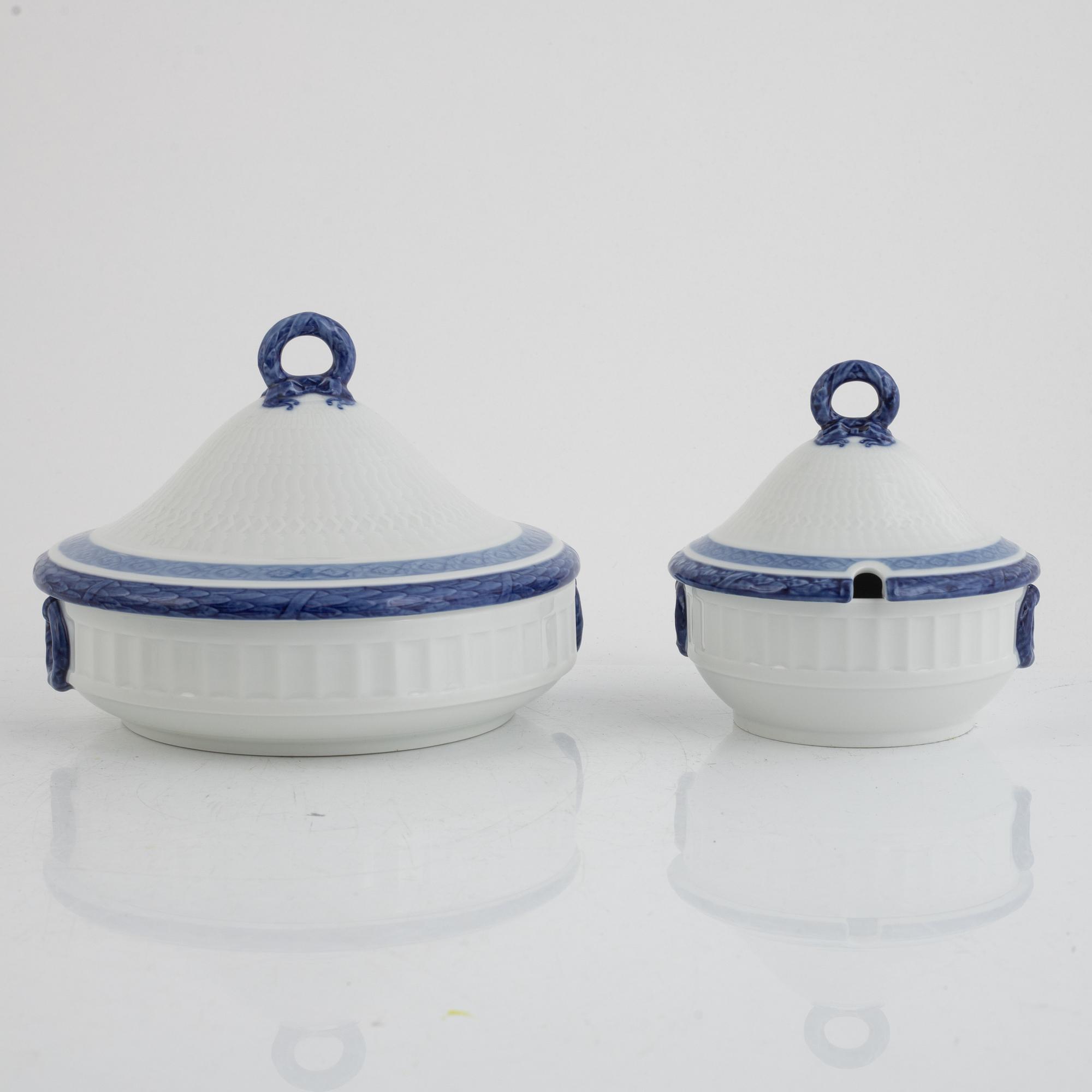 Arnold Krog, dinner service, 67 pieces, porcelain, "Blå vifte", Royal Copenhagen, Denmark.