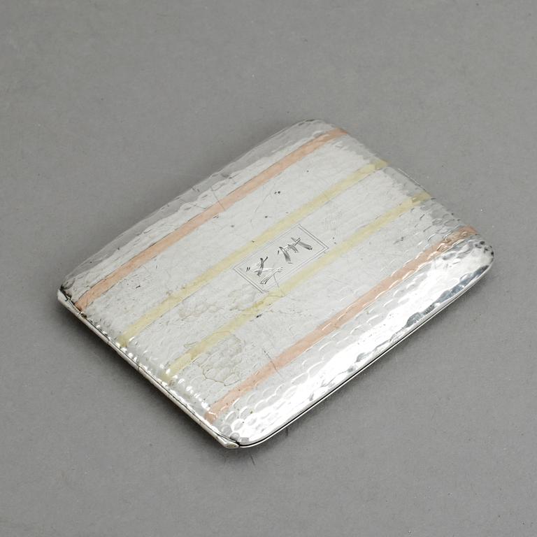 CIGARETTETUI, sterling silver och 14 k guld. Vikt 96 g.