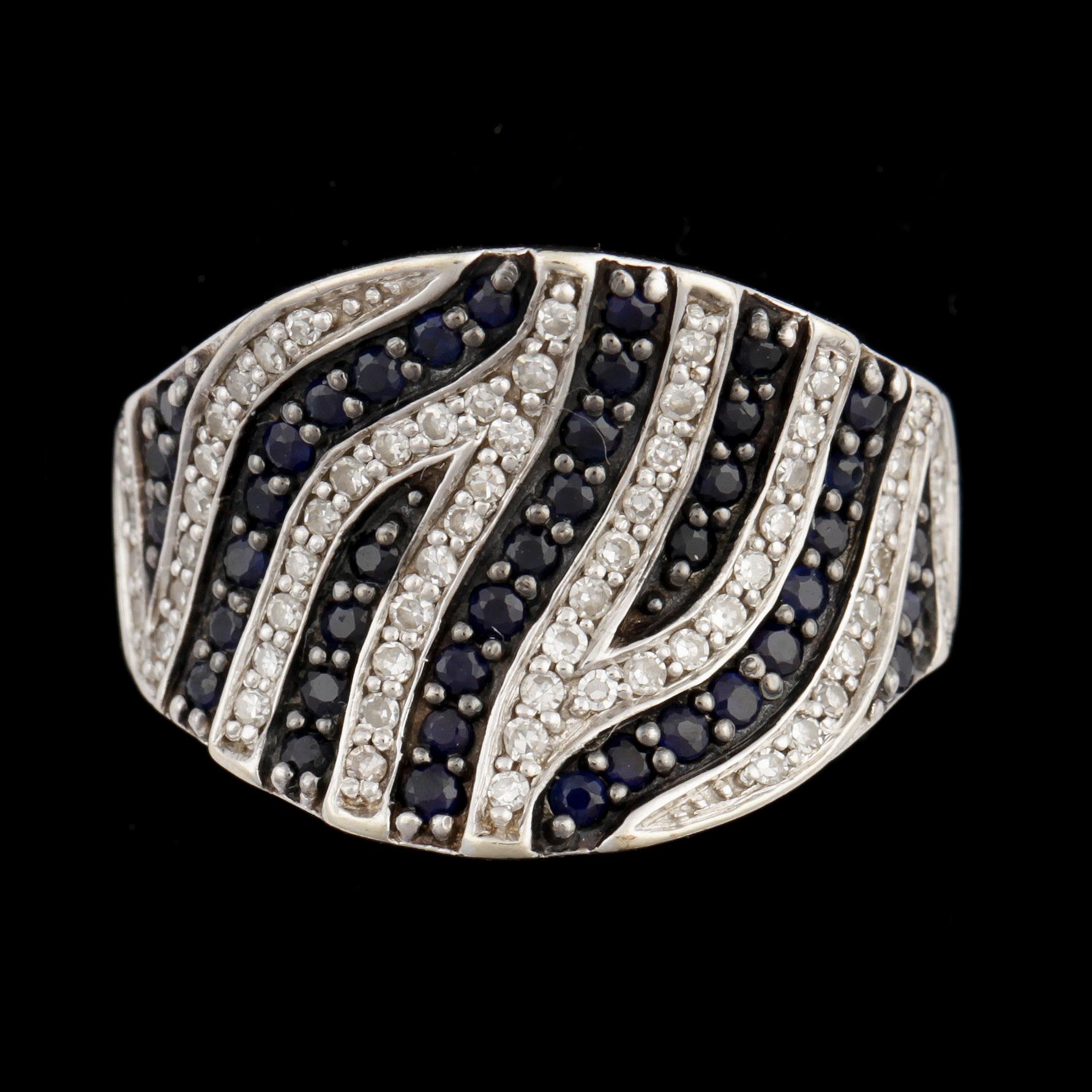 RING, 14k vitguld med briljantslipade safirer och diamanter . Vikt 6,9g.