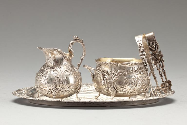 GRÄDDKANNA, SOCKERSKÅL PÅ BRICKA, 3+2 delar Silver rokokostil. Ca 450 g.