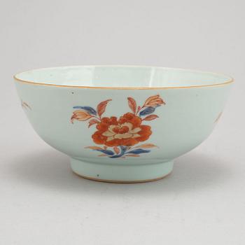 An imari bowl, Qing dynasty, Qianlong (1736-95).