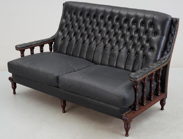 SOFFA samt FÅTÖLJ, engelsk stil, omkring sekelskiftet 1900.