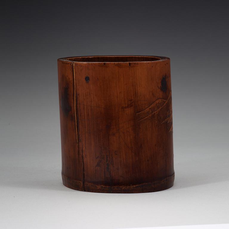 PENSELMUGG, bambu. Skuren dekor, tidigt 1900-tal.