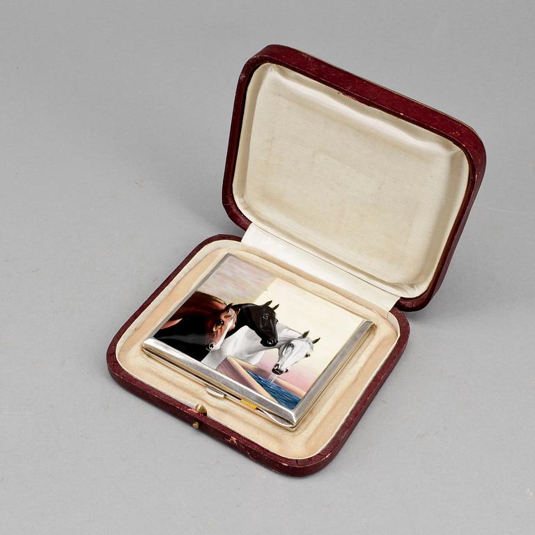 CIGARETTETUI, silver samt emalj, Tyskland, 1900-tal. Vikt ca 150 gram.