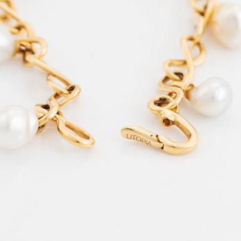 An 18K gold and cultured Keshi pearl bracelet.