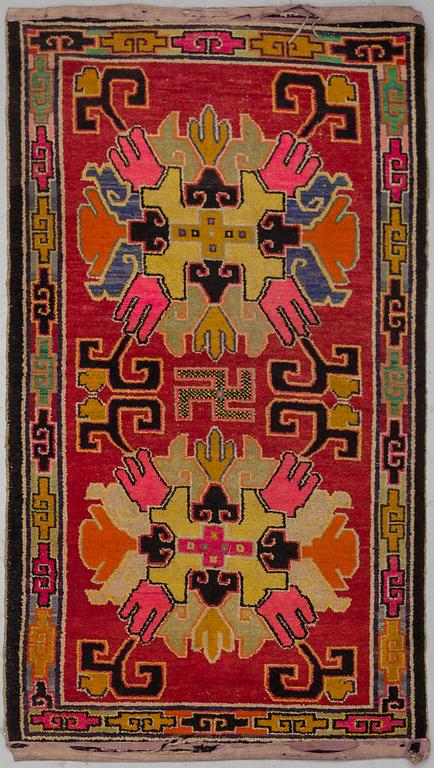 A RUG, an old Khotan probably, ca 151,5-153 x 83-85,5 cm.