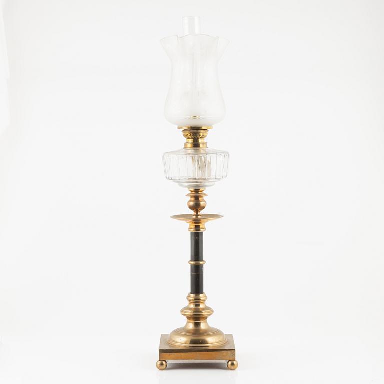 Bordsfotogenlampa, Skultuna, omkring 1900.