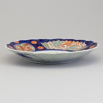 Two Japanese imari dishes, 20th century.