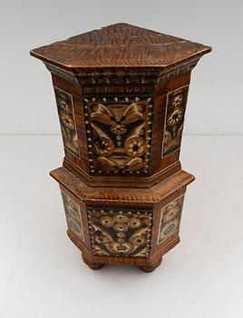HÖRNSKÅP, allmoge, 1700-tal.