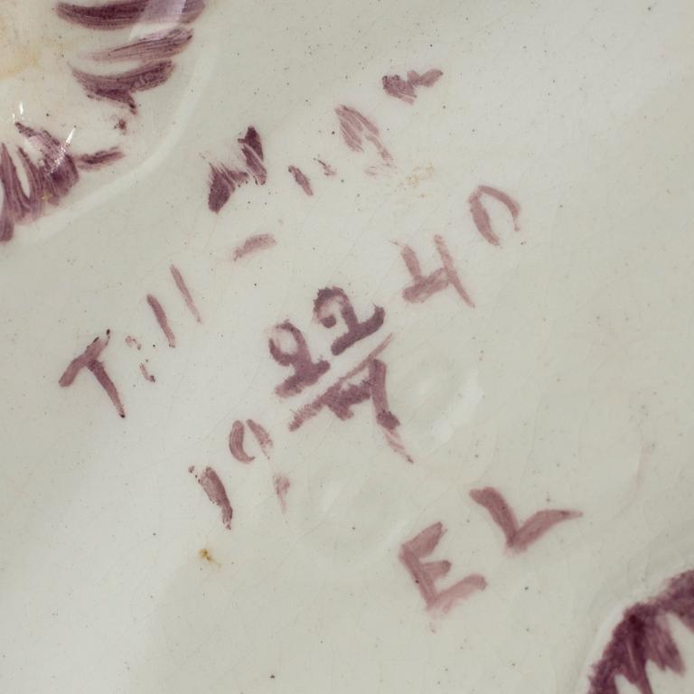 PARTI FAJANS, 3 delar, omkring sekelskiftet 1900, senare målade av Lola Ström, 1945.