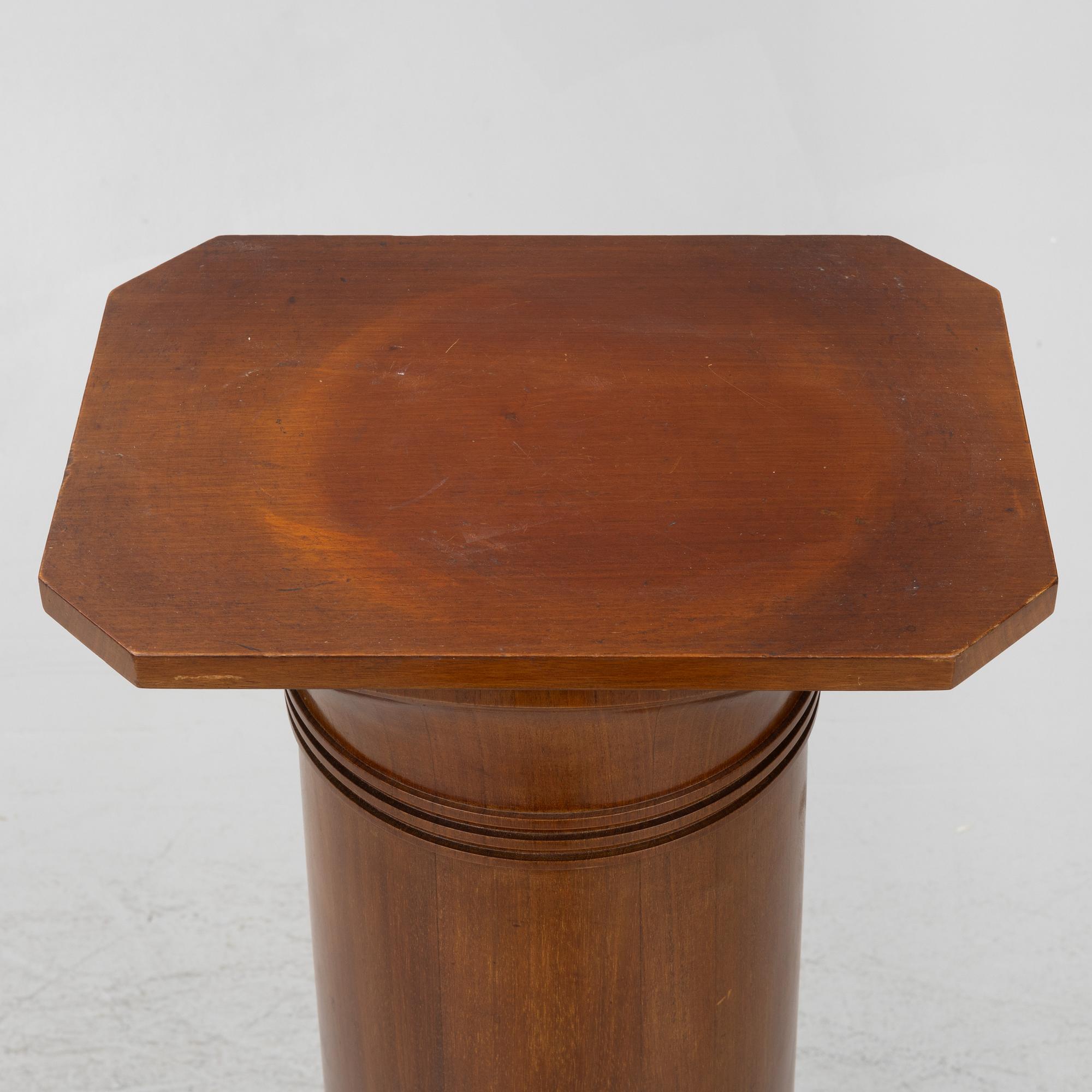 Pedestal, column-shaped, first half of the 20th Century.