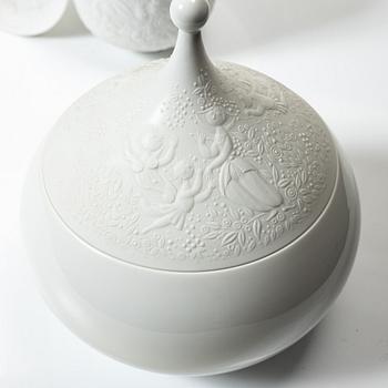 Björn Wiinblad, 19 pieces of a 'Die Zauberflöte' porcelain service, Rosenthal, Germany.