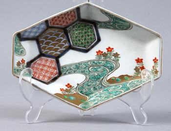 VAS samt FAT, stengods samt porslin, Japan, 1800/1900-tal.