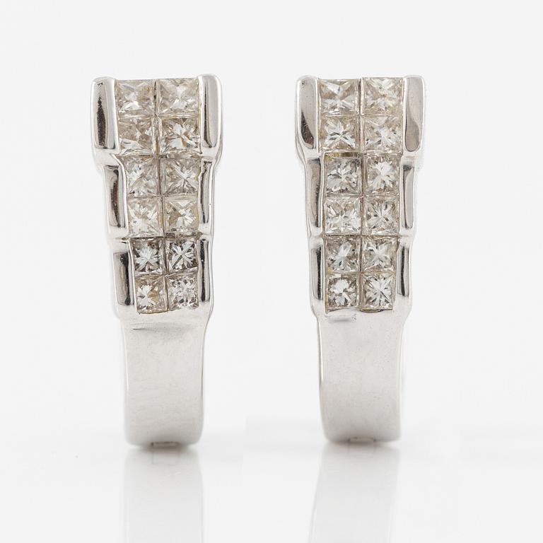 Ring and a pair of earrings, 18K white gold with princess-cut and brilliant-cut diamonds.