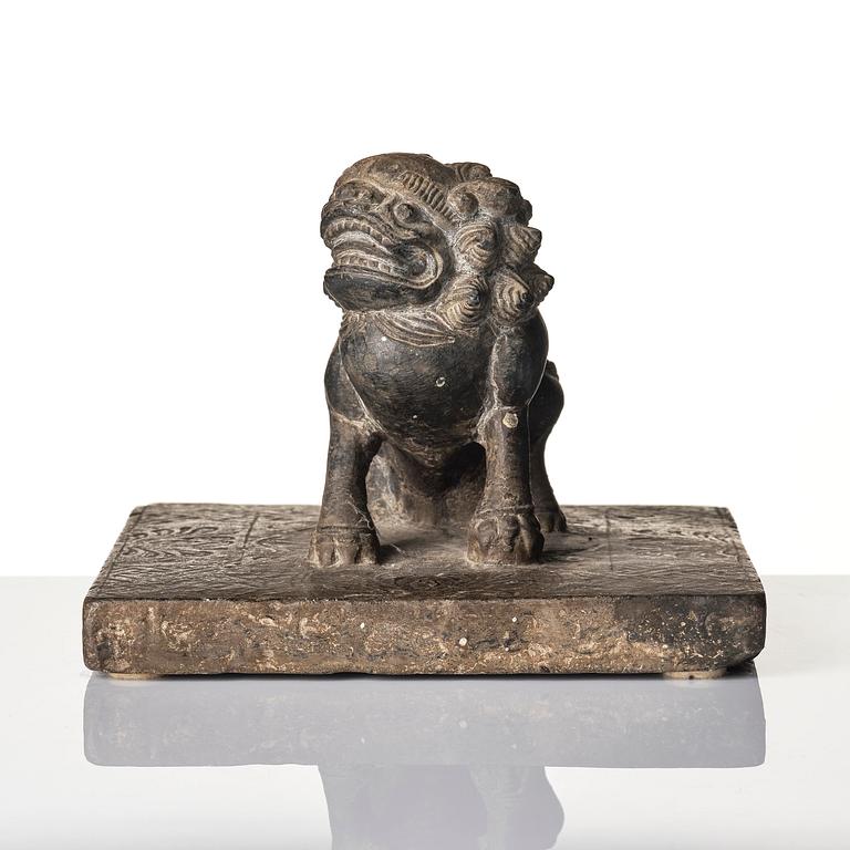 Pappersvikt, sten. Troligen sen Mingdynasti.