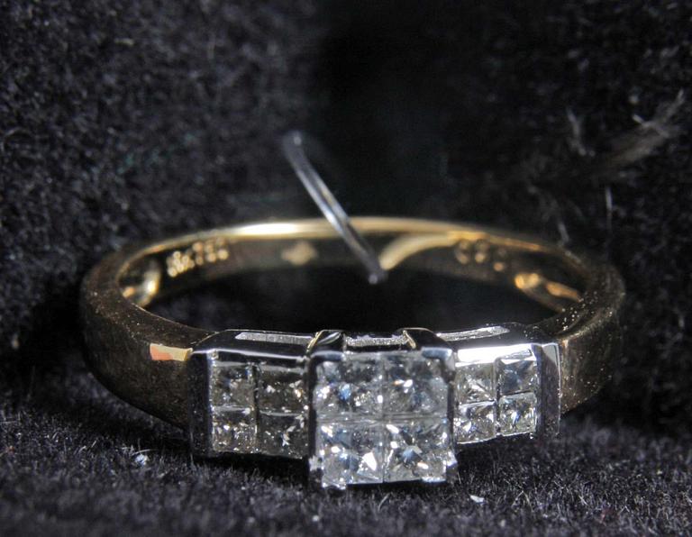 RING, guld 18 K m diamanter 0,5 carat enl gravyr.