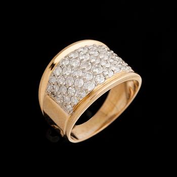 RING, 14K guld, briljantslipade diamanter 43 st, tot. ca 1,50 ct. Vikt 5,57 g. Intyg.