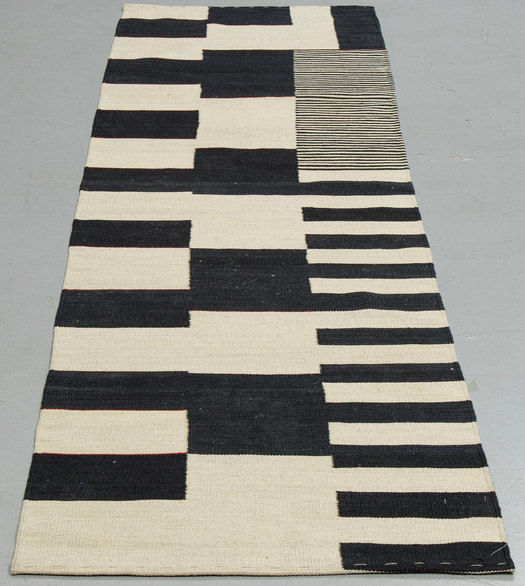 A runner, an Oriental kilim, ca 283 x 80,5-83 cm.