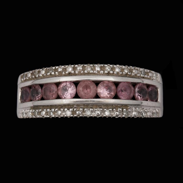RING, 14k vitguld med rosa safirer och små diamanter. 2000-tal. Vikt 2,8g.