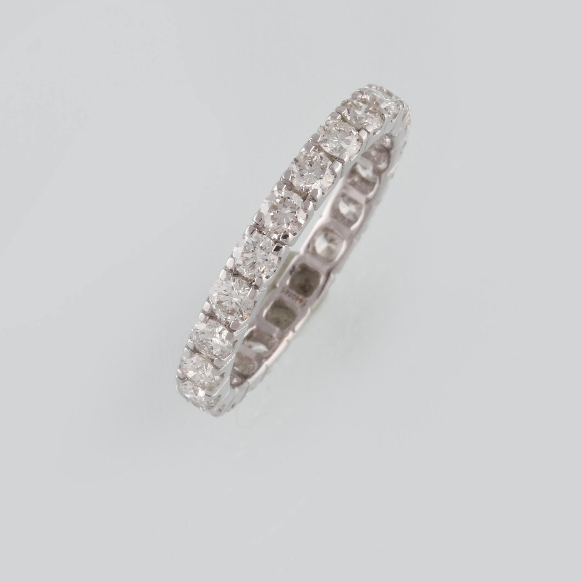 RING, 18K vitguld med 22 briljantslipade diamanter 1.62 ct. Vikt 2,6 gram.