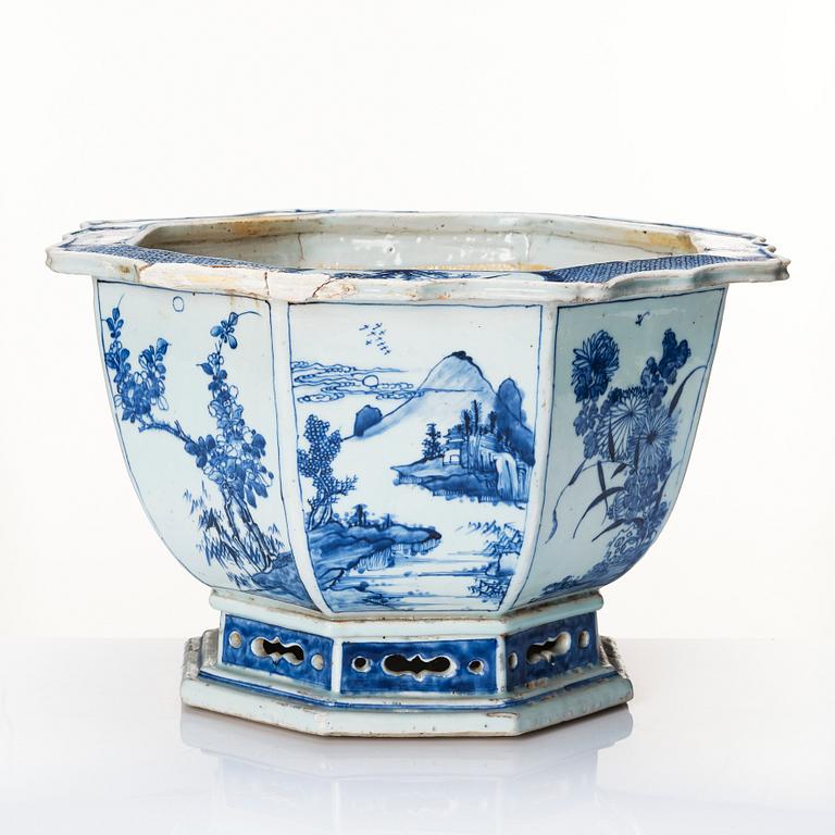 A blue and white flower pot, Qing dynasty, 18th Century.